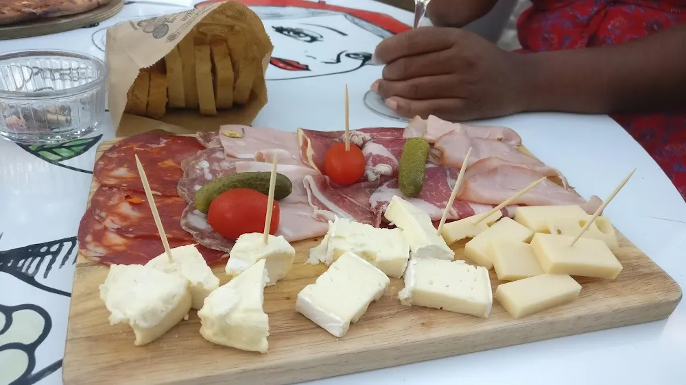 Planche de Fromage Et Charcuterie